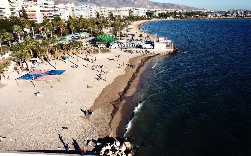 Εικόνες θλίψης στο Π. Φάληρο – Ολες οι παραλίες γεμάτες πίσσα (εικόνες, βίντεο)